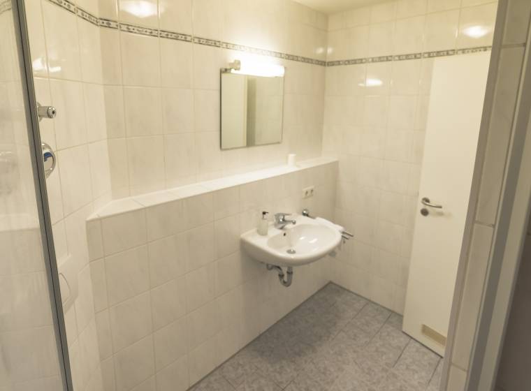 Badezimmer mit Dusche Hotel Lutter in München