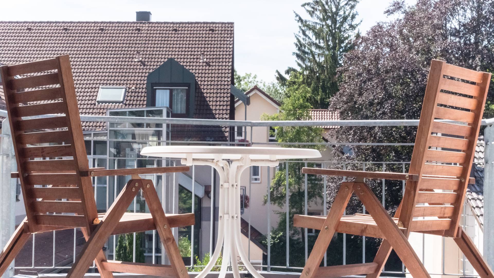 Tisch und Holzstühle auf Balkon