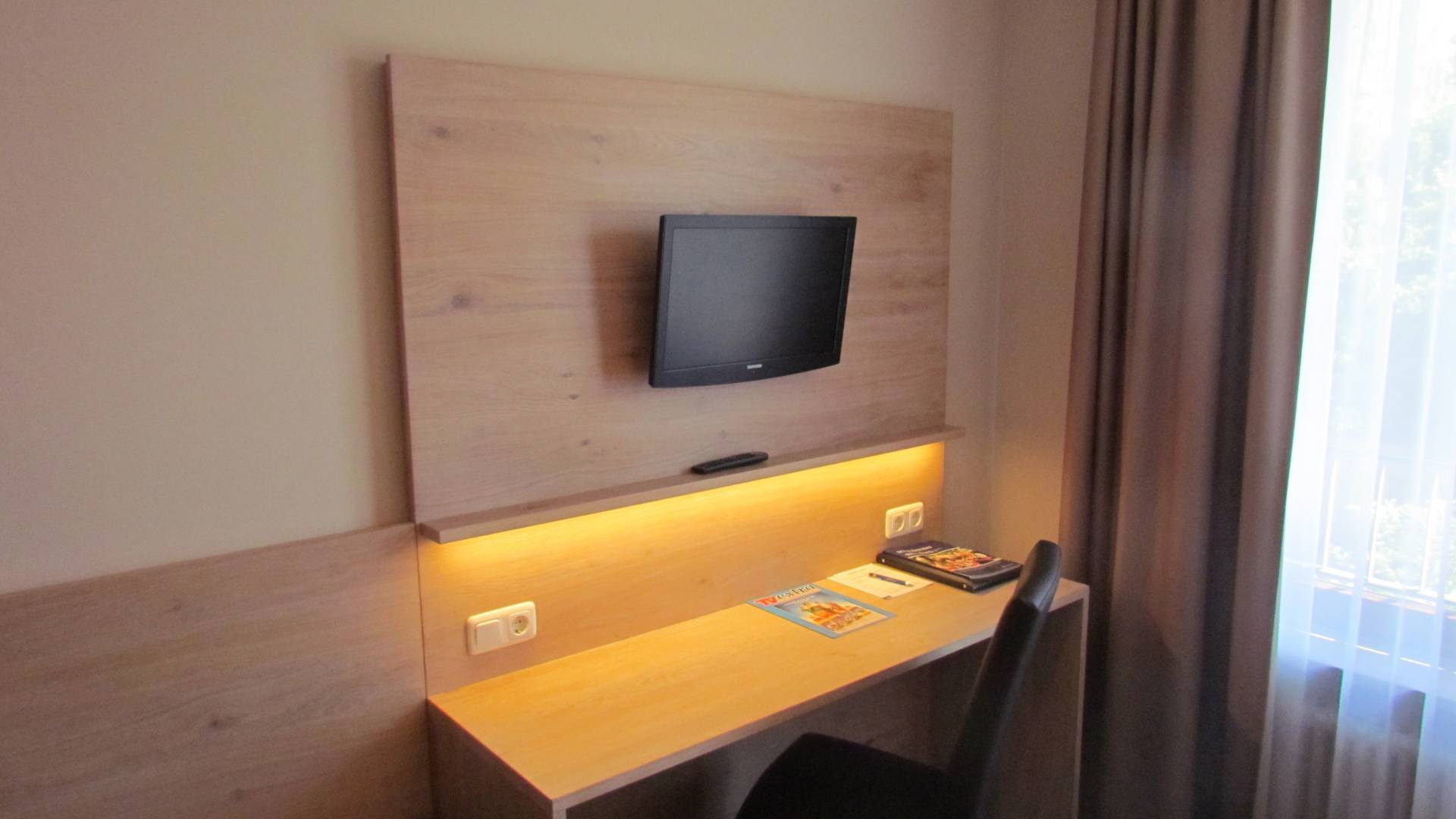 Schreibtisch und TV im Longstayer-Apartment Hotel Lutter in München